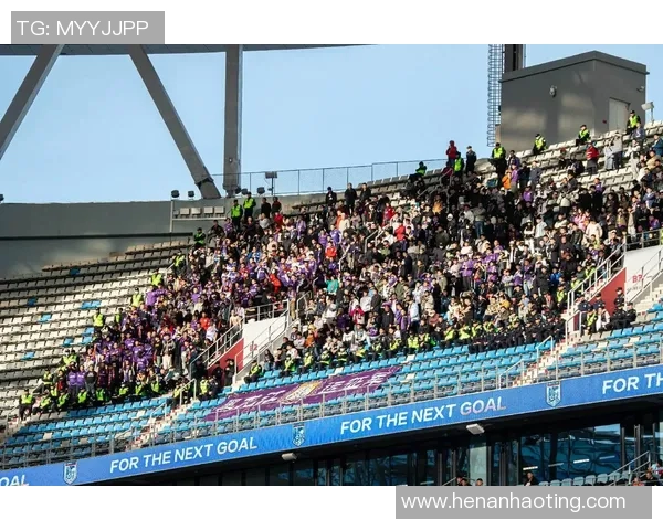 足球明星亲临现场为球迷签名互动热情瞬间定格难忘回忆 足球明星亲临现场为球迷签名互动热情瞬间定格难忘回忆