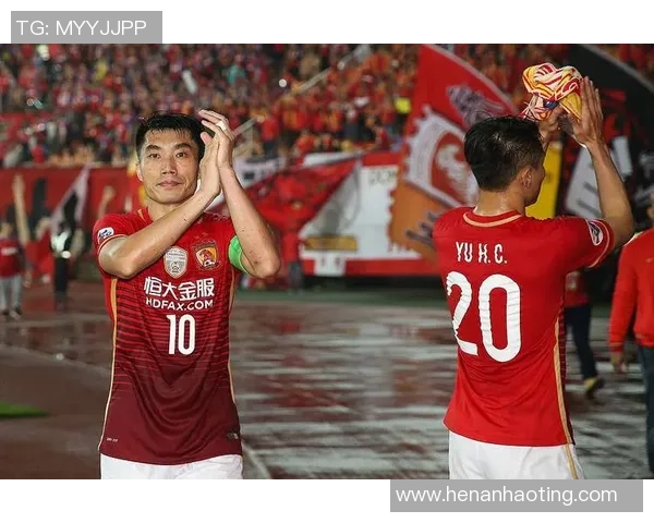 足球明星街头秀技惊四座引发路人热烈围观与欢呼 足球明星街头秀技惊四座引发路人热烈围观与欢呼